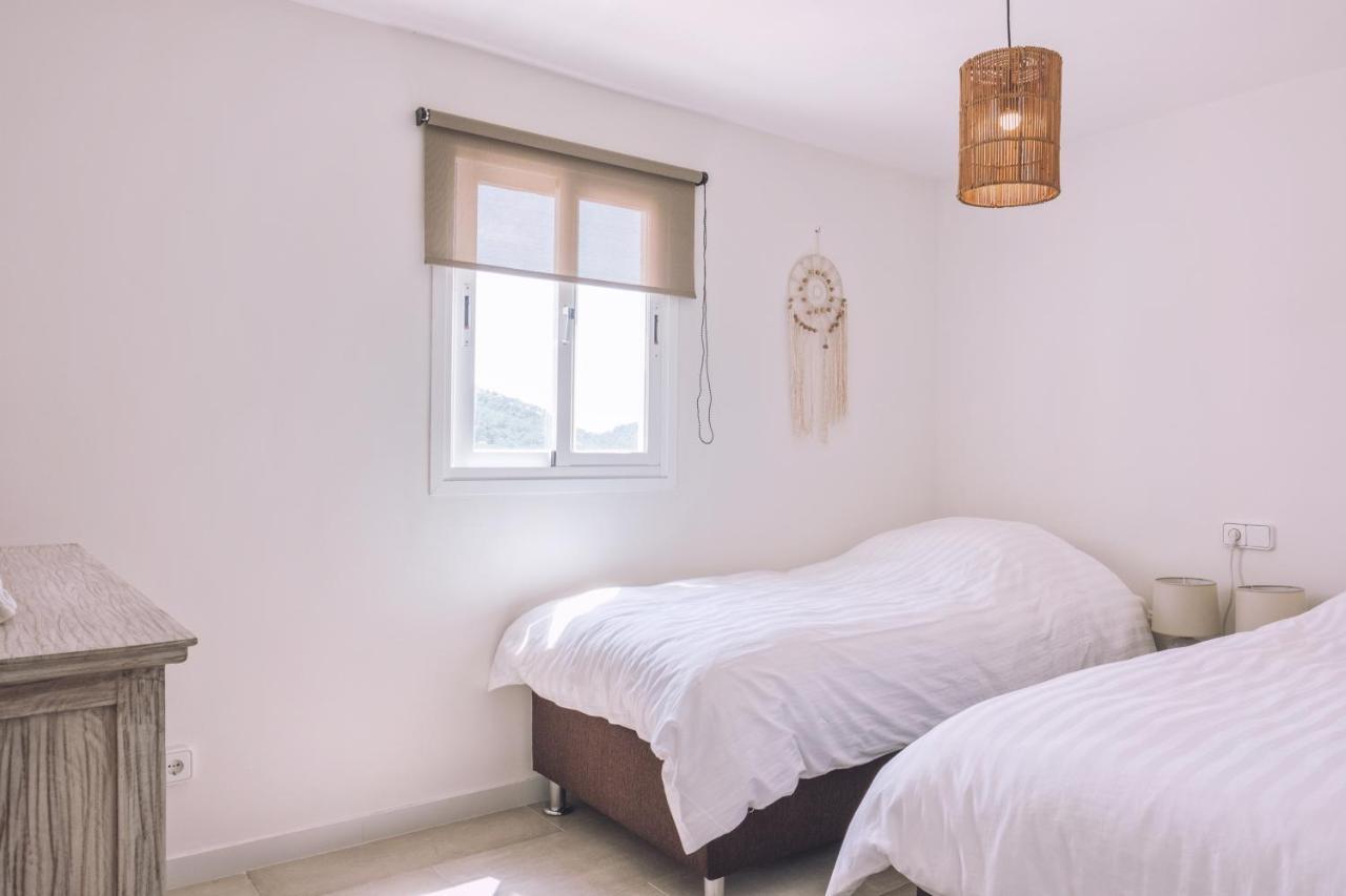 Apartamentos Catharina Maria Cala Llonga  Esterno foto